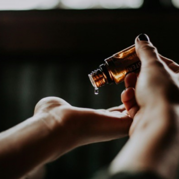 hands applying essential oils preparing for a treatment