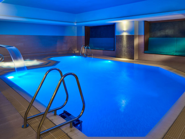 the midland rena spa pool and relaxing lighting